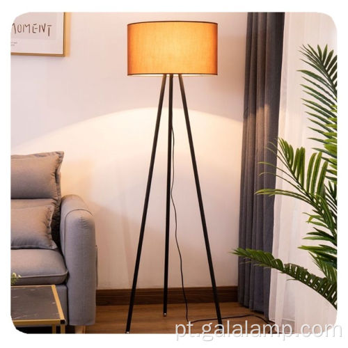 Candeeiro de pé elegante com base metálica para hotéis